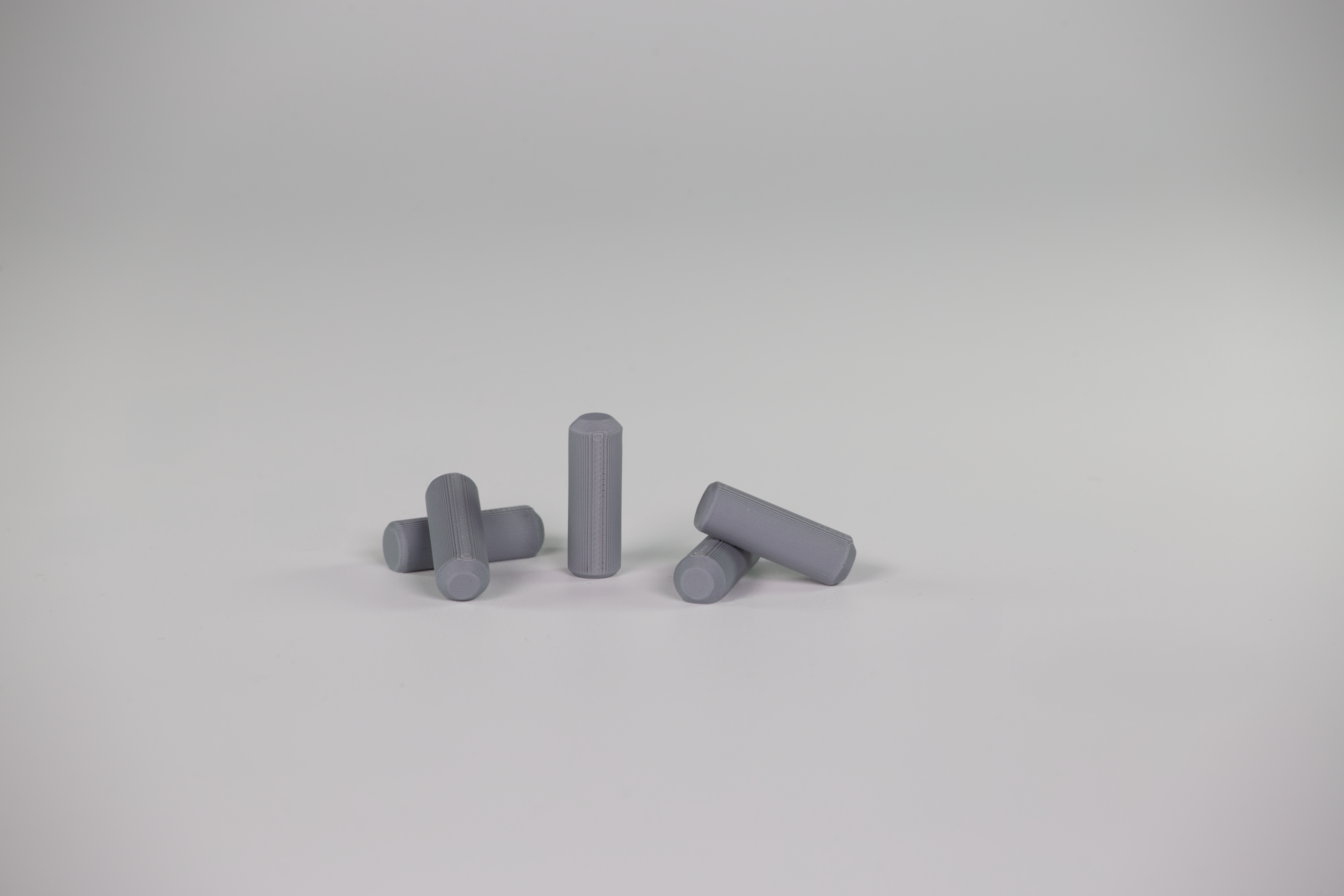 kurze Zapfen in grau