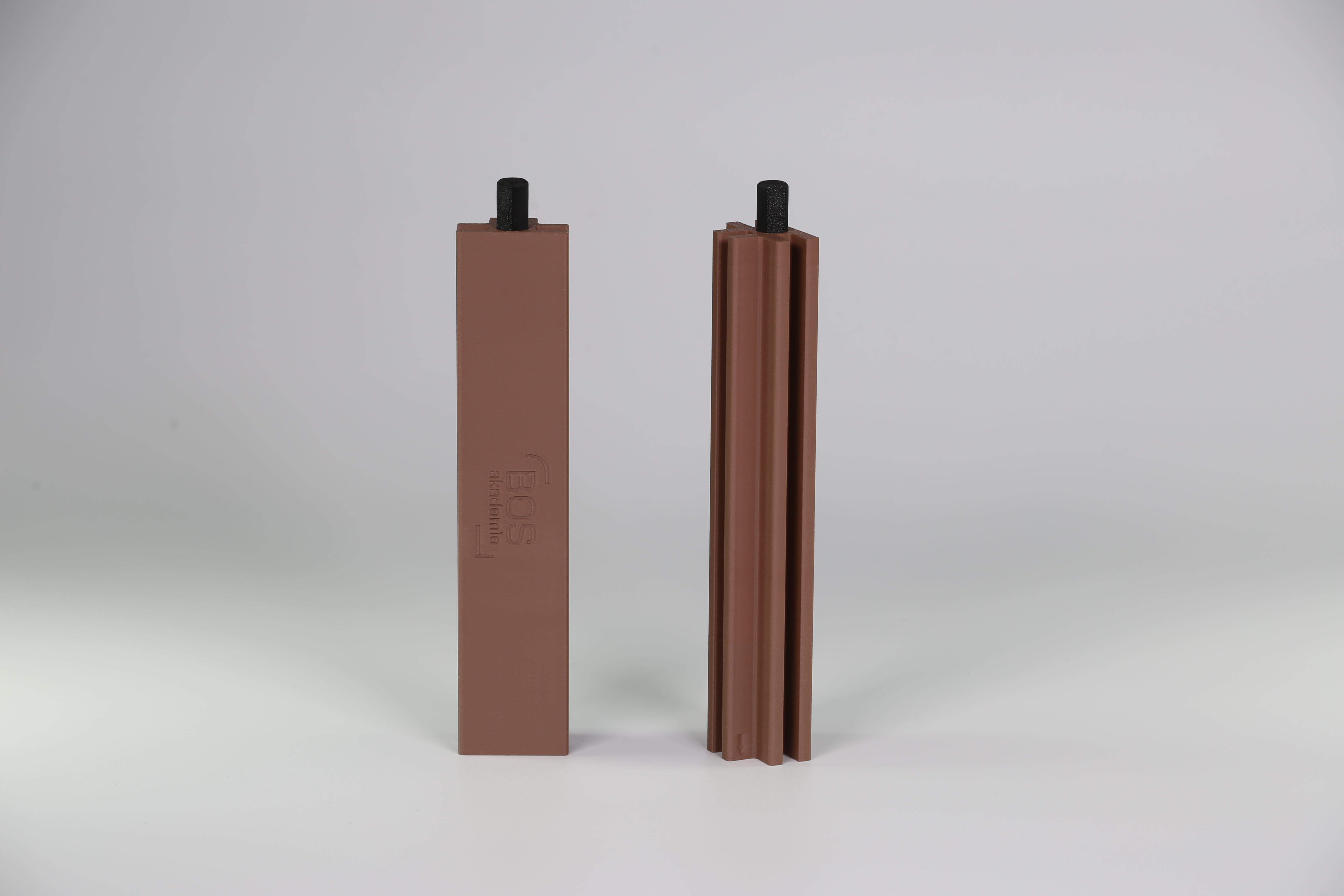 Dreiseitiger Pfeiler in braun Dreiseitiger Pfeiler in braun