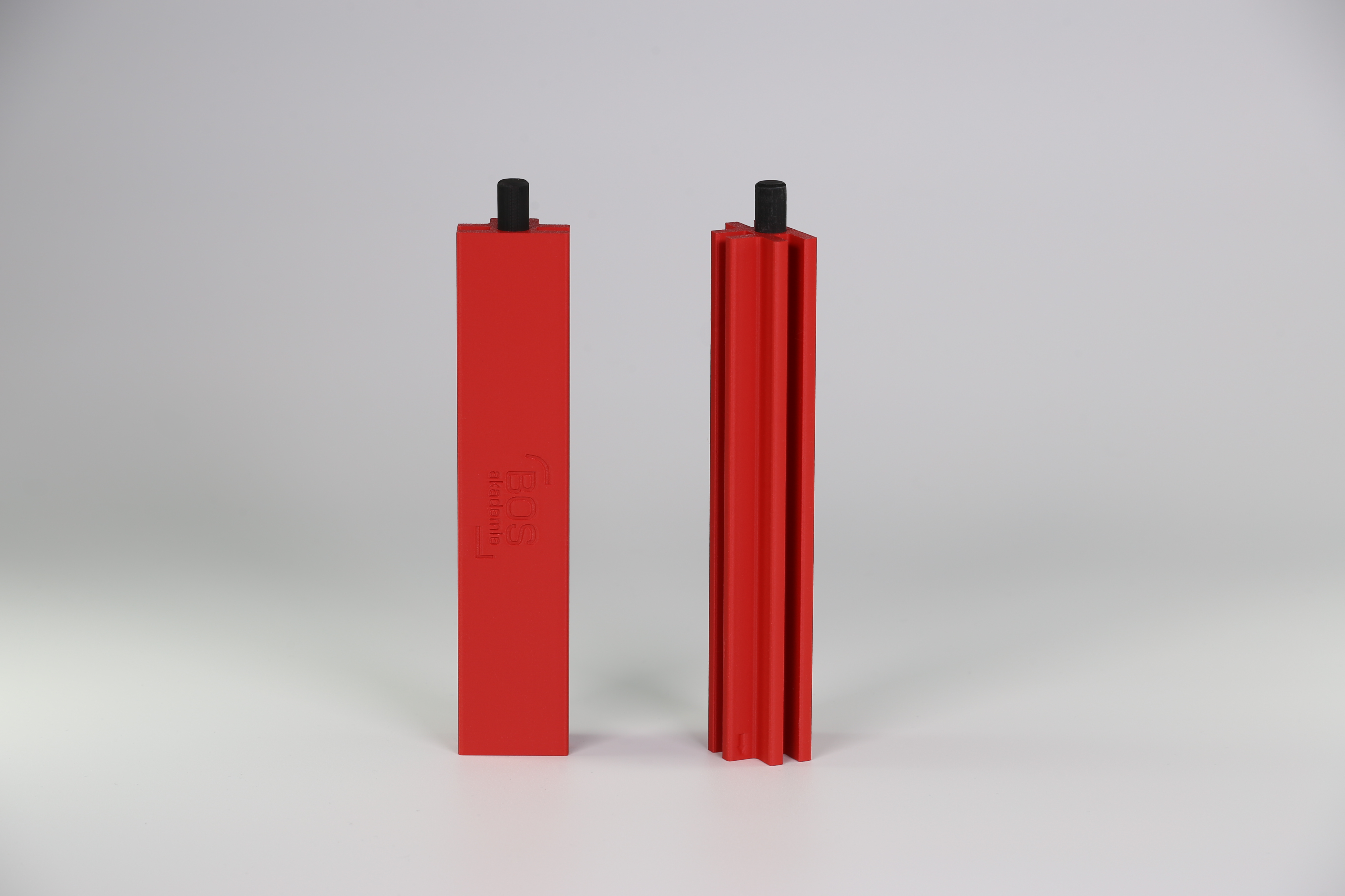 Dreiseitiger Pfeiler in rot Dreiseitiger Pfeiler in rot