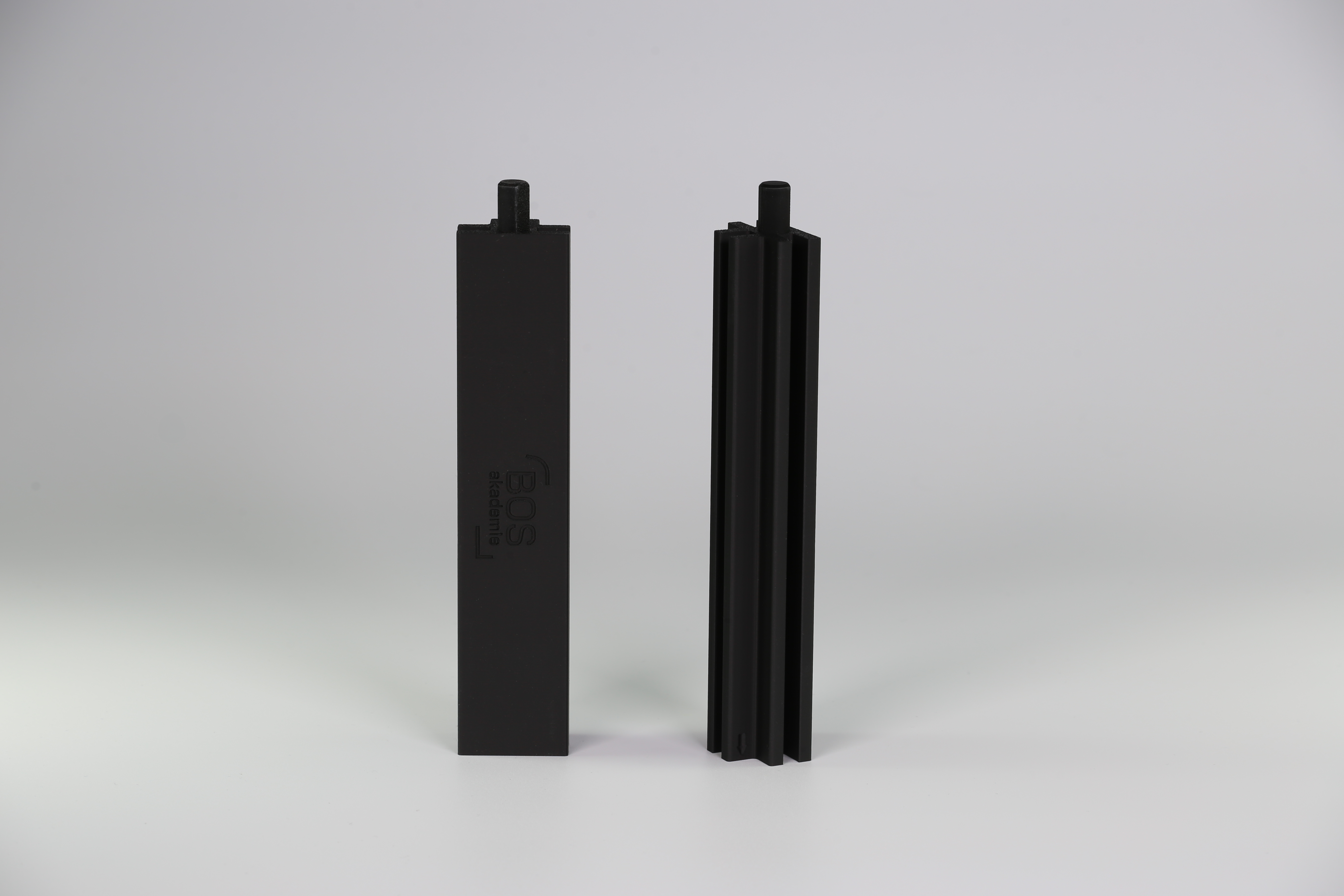 Dreiseitiger Pfeiler in schwarz Dreiseitiger Pfeiler in schwarz