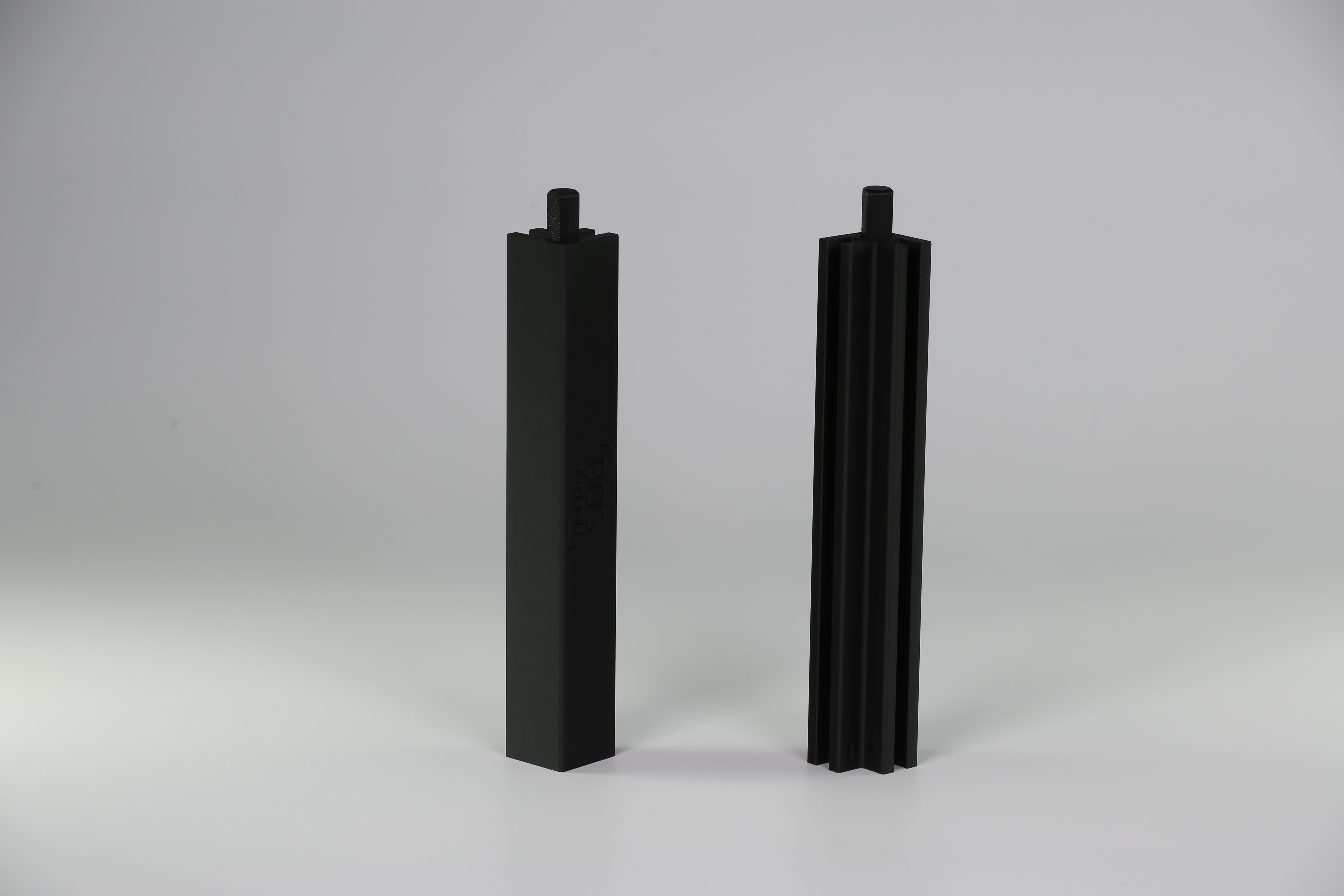 Eckpfeiler in schwarz Eckpfeiler in schwarz