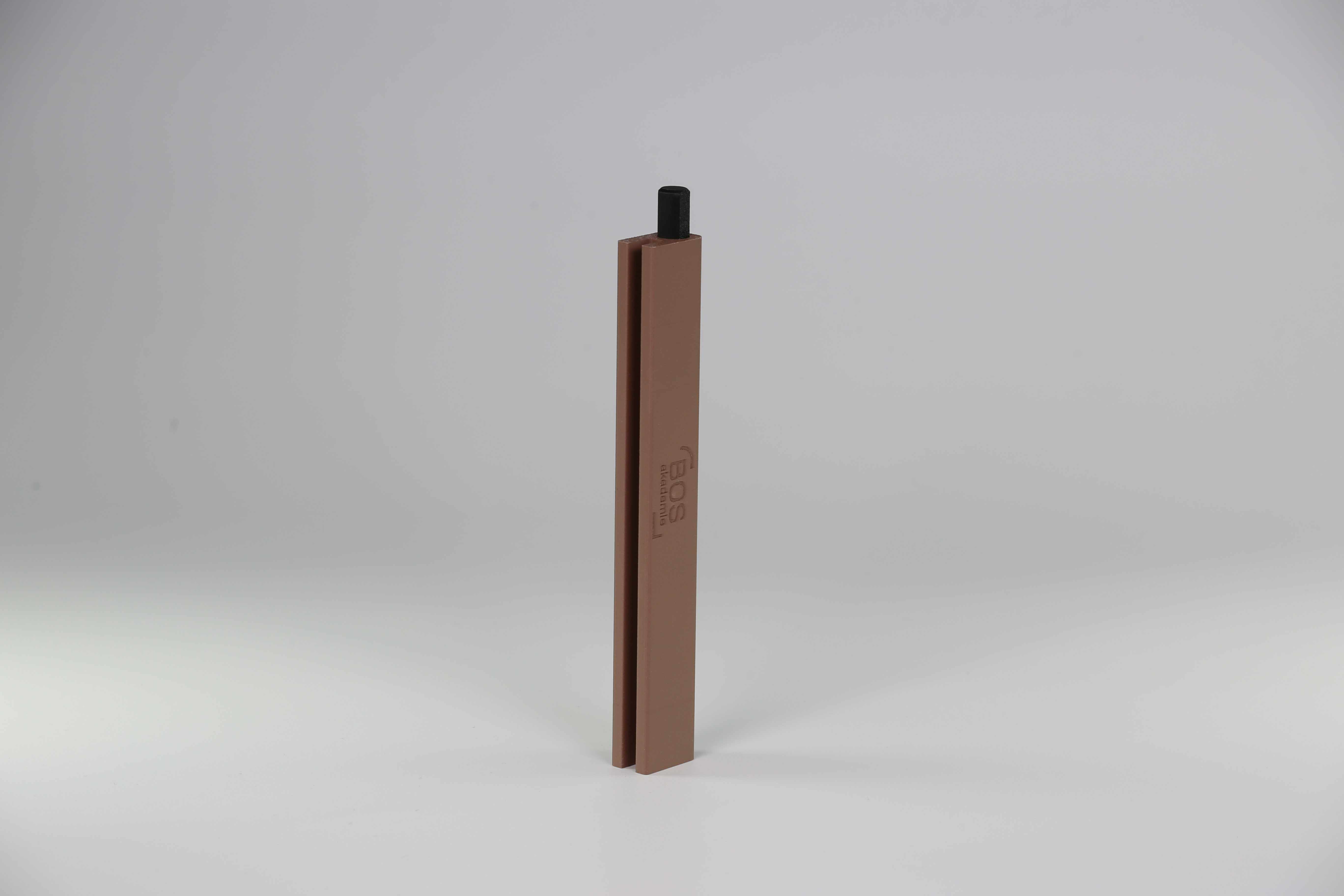 Einseitiger Pfeiler in braun Einseitiger Pfeiler in braun