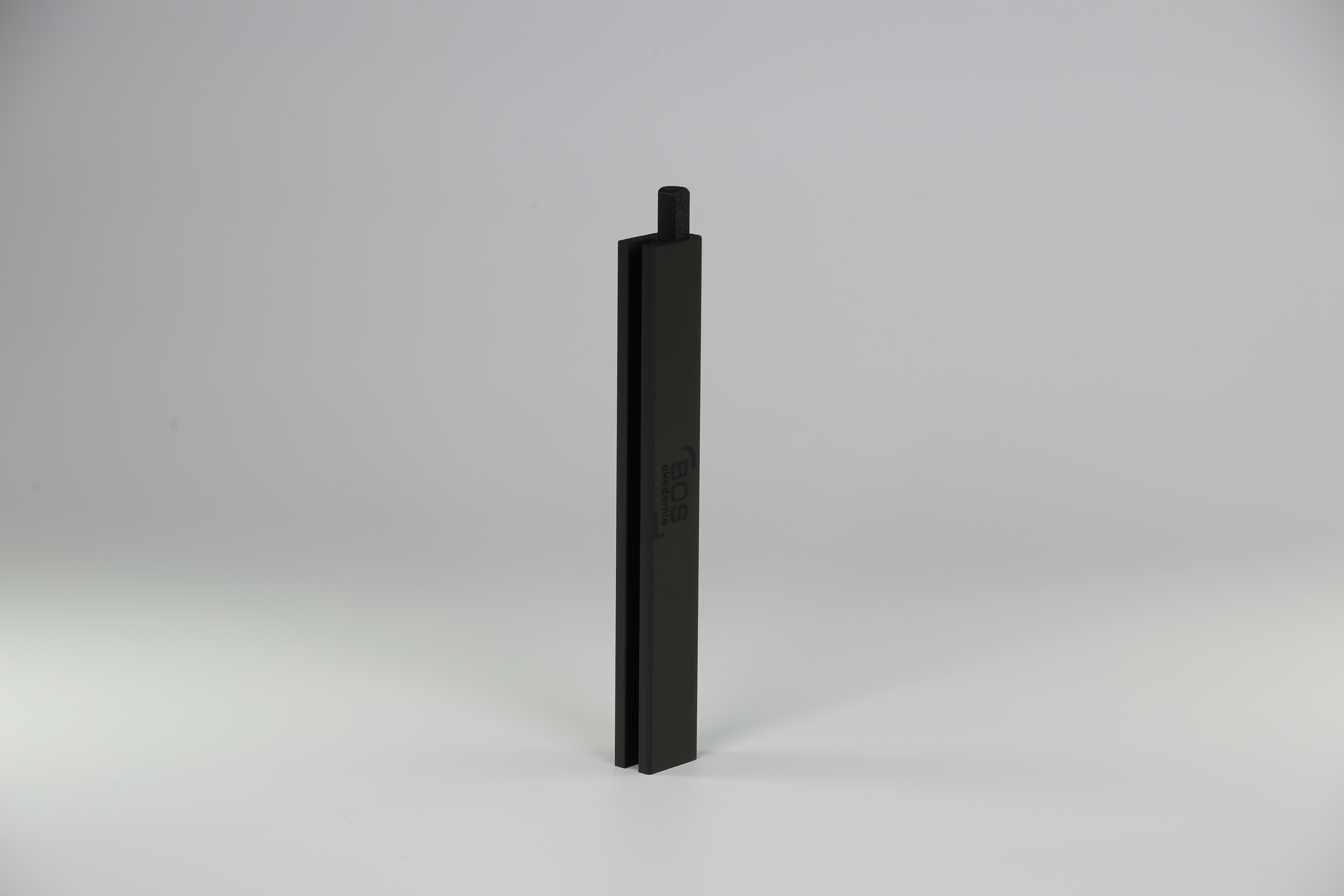 Einseitiger Pfeiler in schwarz Einseitiger Pfeiler in schwarz