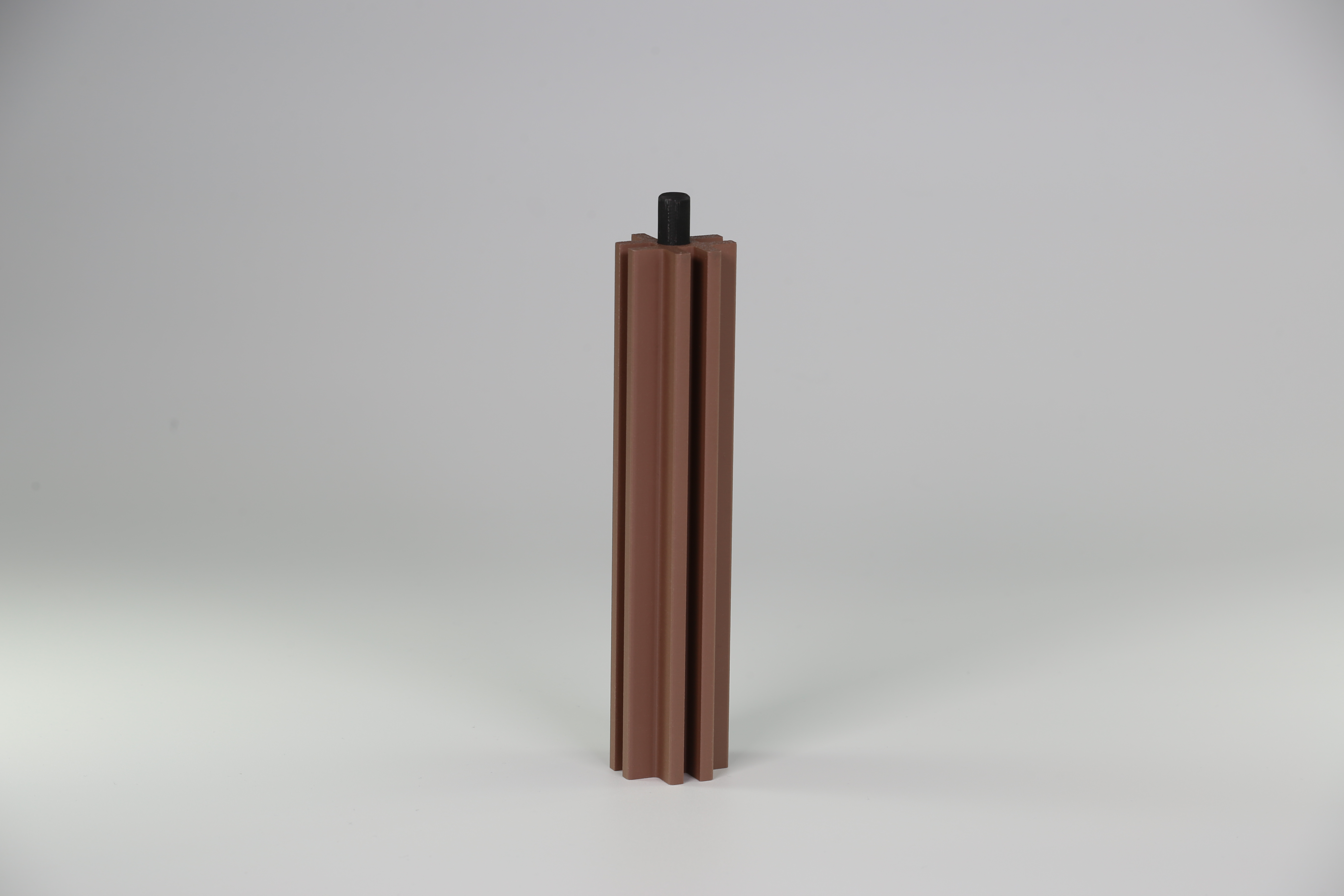 Vierseitiger Pfeiler in braun Vierseitiger Pfeiler in braun