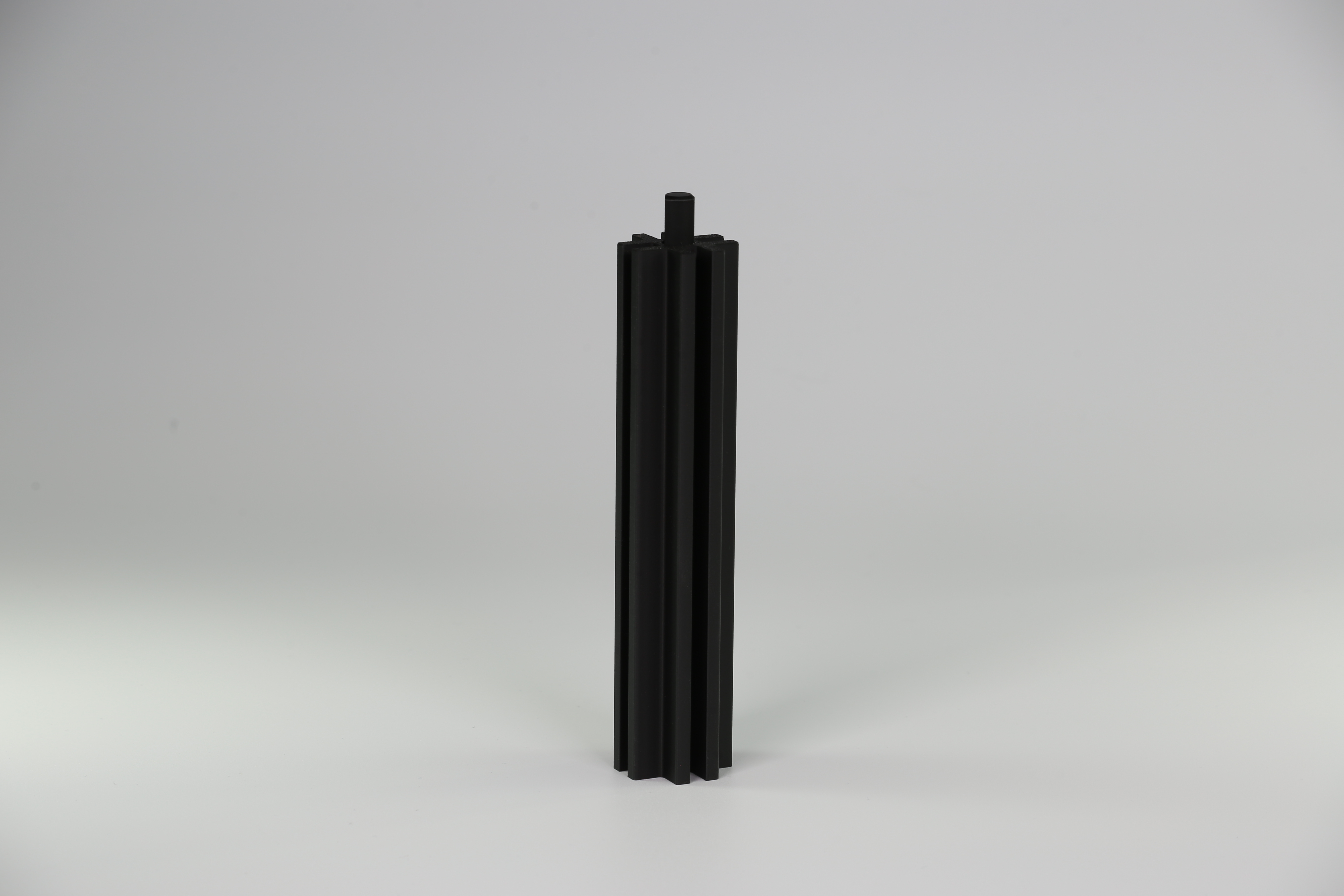 Vierseitiger Pfeiler in schwarz Vierseitiger Pfeiler in schwarz