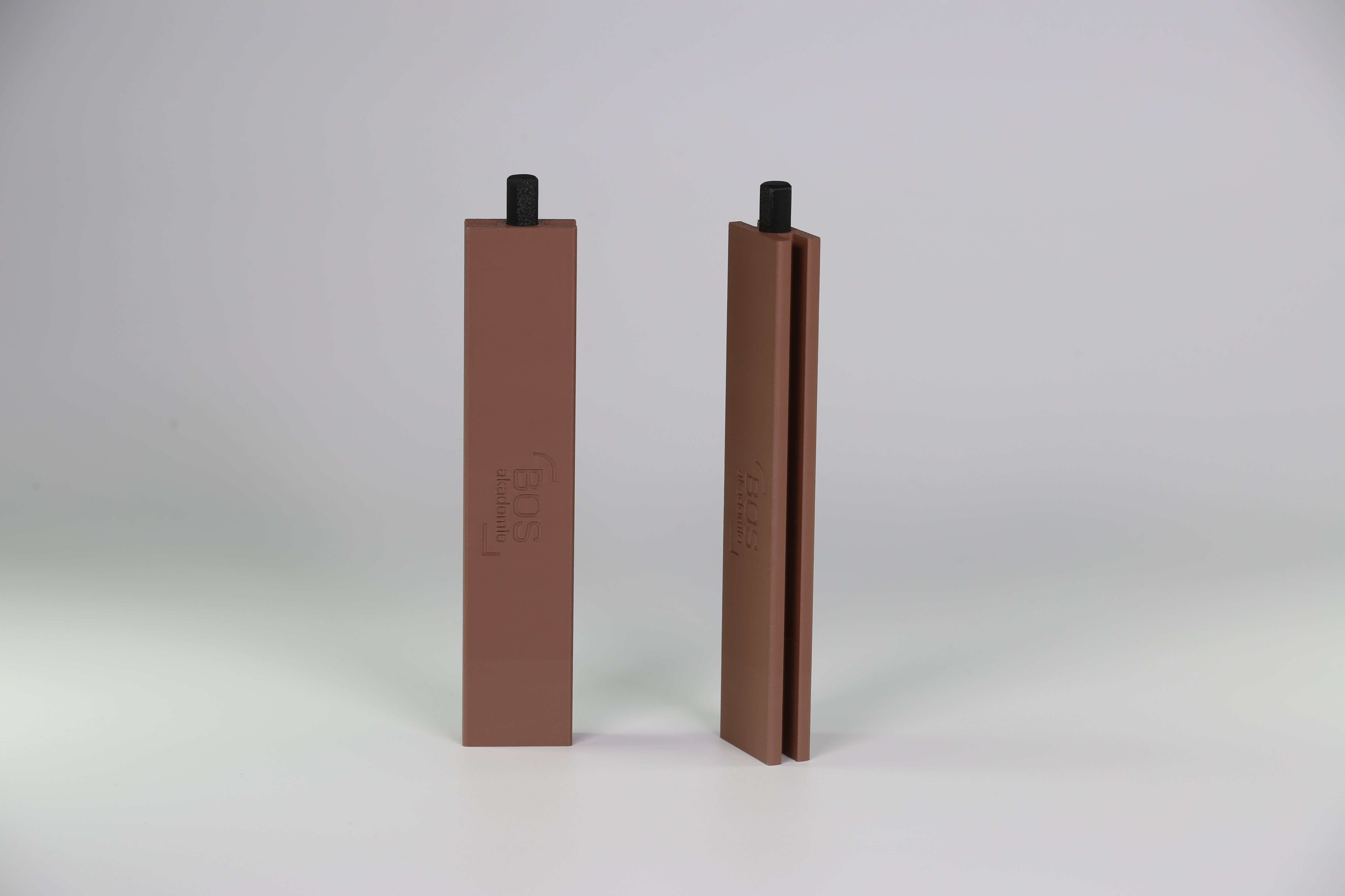 Zweiseitiger Pfeiler in braun Zweiseitiger Pfeiler in braun