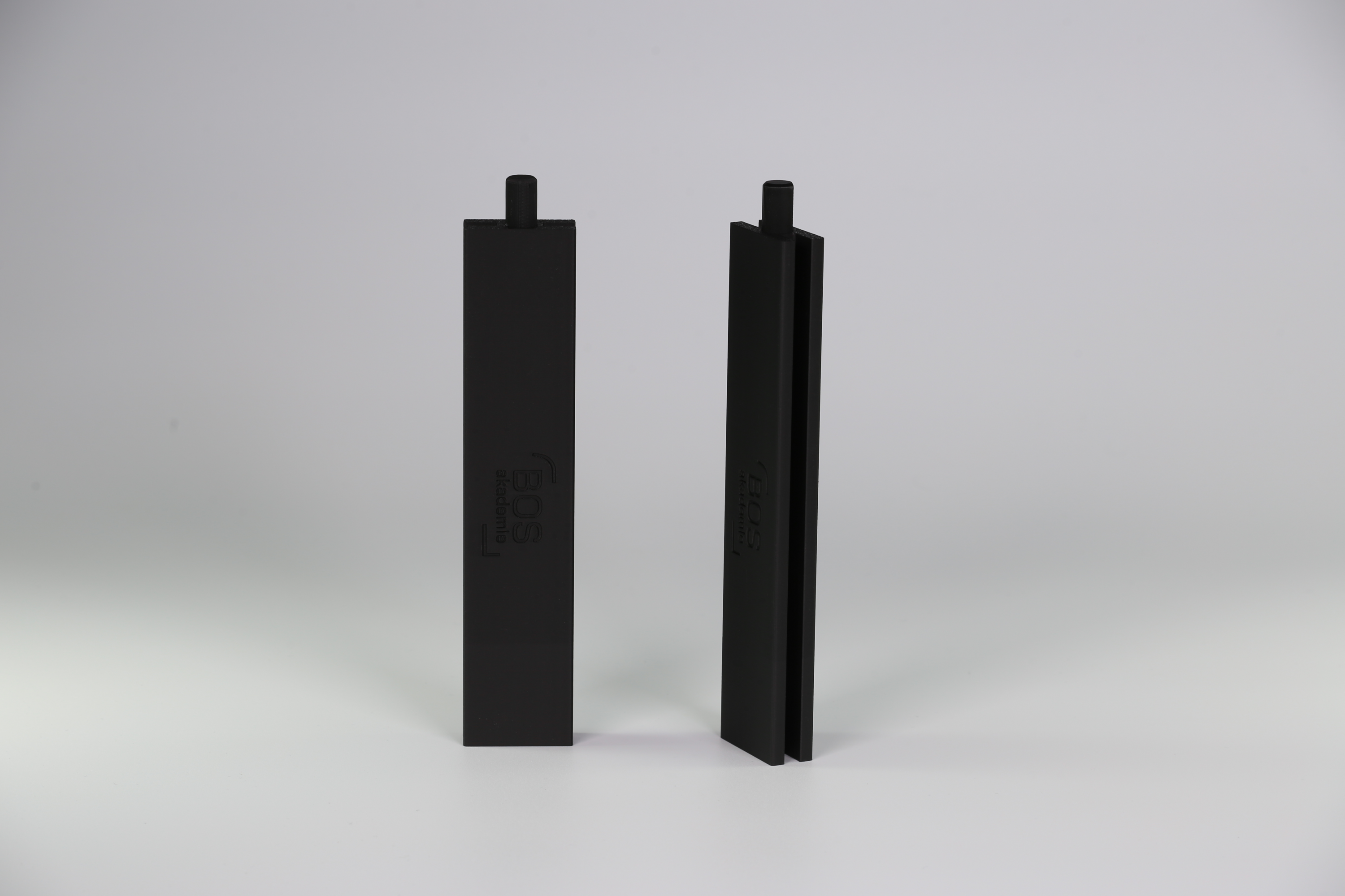 Zweiseitiger Pfeiler in schwarz Zweiseitiger Pfeiler in schwarz