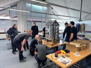 Persönliche Übergabe mehrerer Taktik-Trainer an die Berufsfeuerwehr Wolfsburg