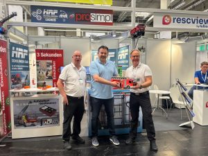 Übergabe eines Drehleiter-Trainers auf der INTERSCHUTZ 2026