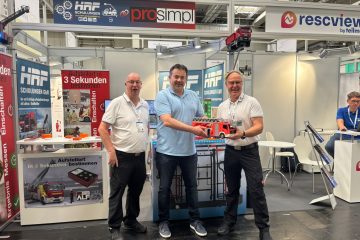 Übergabe Drehleiter-Trainer Interschutz 2026